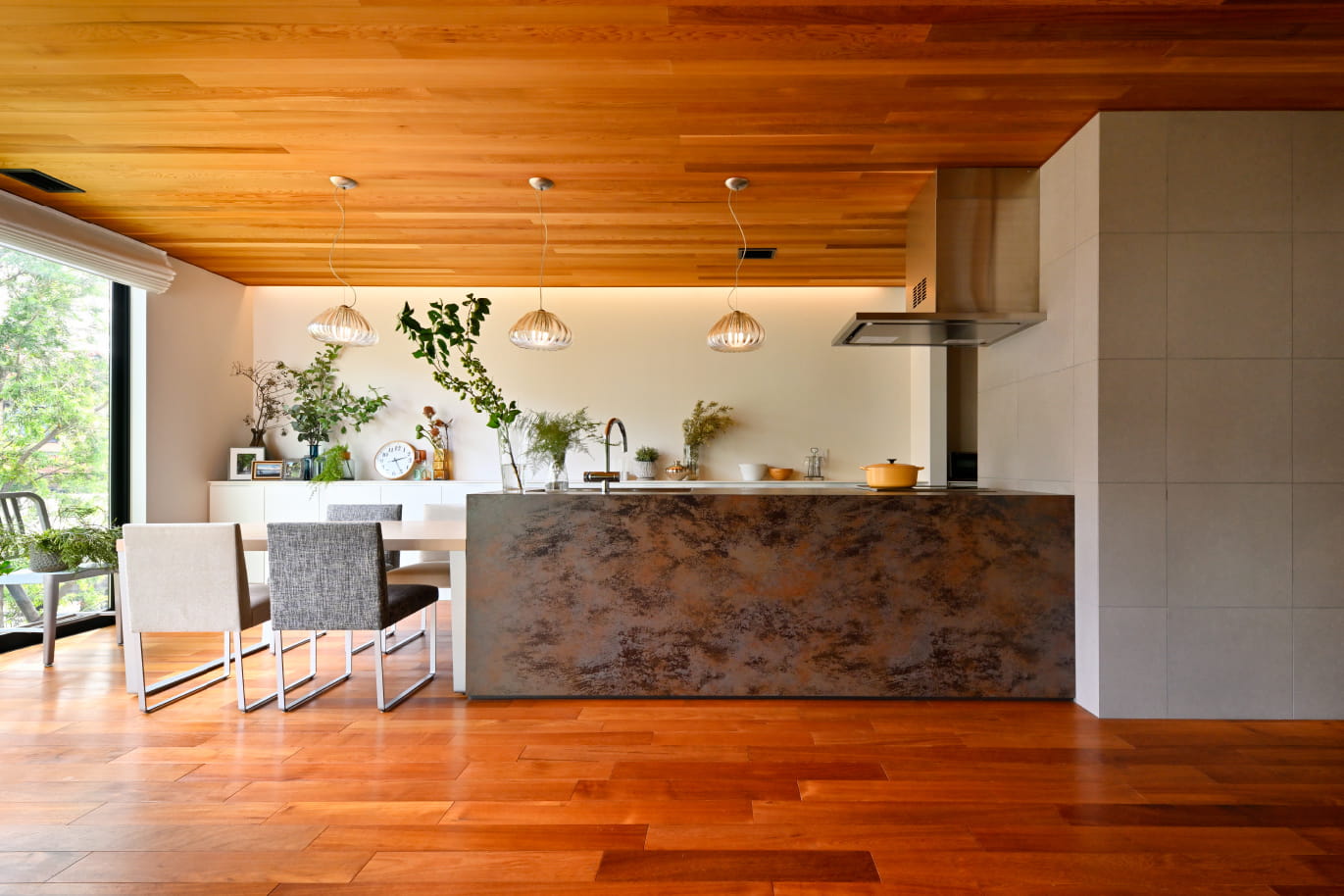 床には無垢材のチーク、天井も無垢のウエスタンレッドシターを採用,キッチンにはマーブル模様が印象的なセラミック。