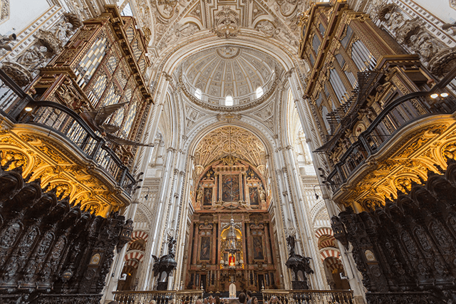 マホガニーで作られたコルドバ大聖堂の聖歌隊席
