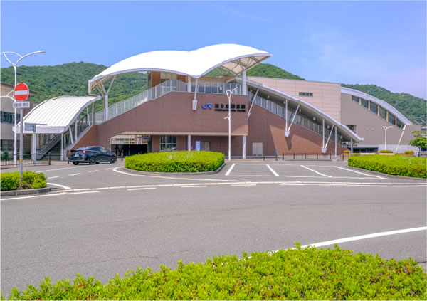 市街地は標高差が少なくフラットアプローチ。はりま勝原駅前には駐輪施設も充実し、徒歩でも自転車でも生活のしやすい環境。