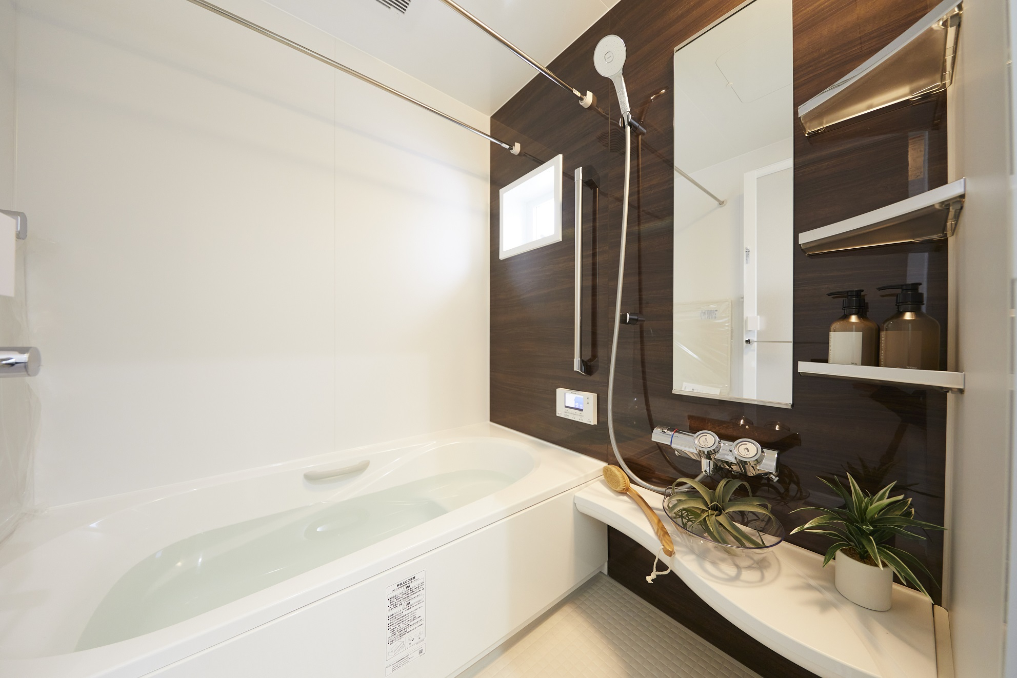 ■浴室＜モデル棟＞
どなたでも安心して入浴できるように、またぎやすい高さの低床浴槽を採用。
浴室暖房乾燥機など快適な設備も採用しています。（2022年1月撮影)