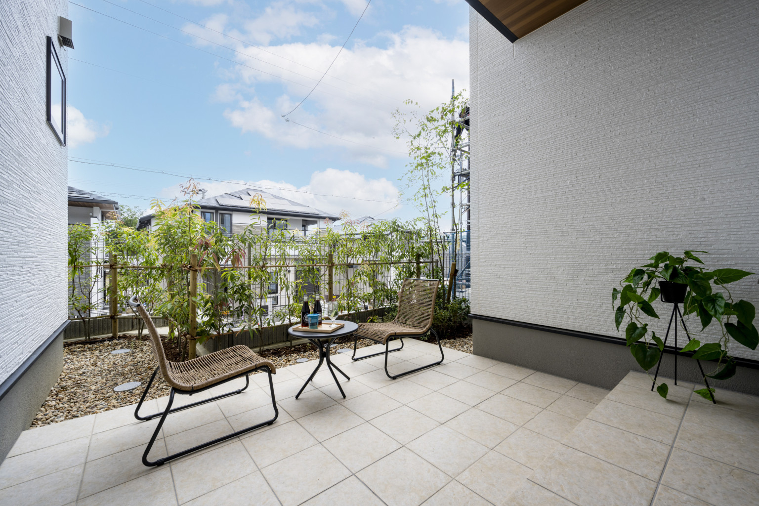 オンオフつけた暮らしを愉しむ。ゆとりあるプライベート空間。
※37号棟モデルハウス[非分譲]テラス（2025年8月撮影）