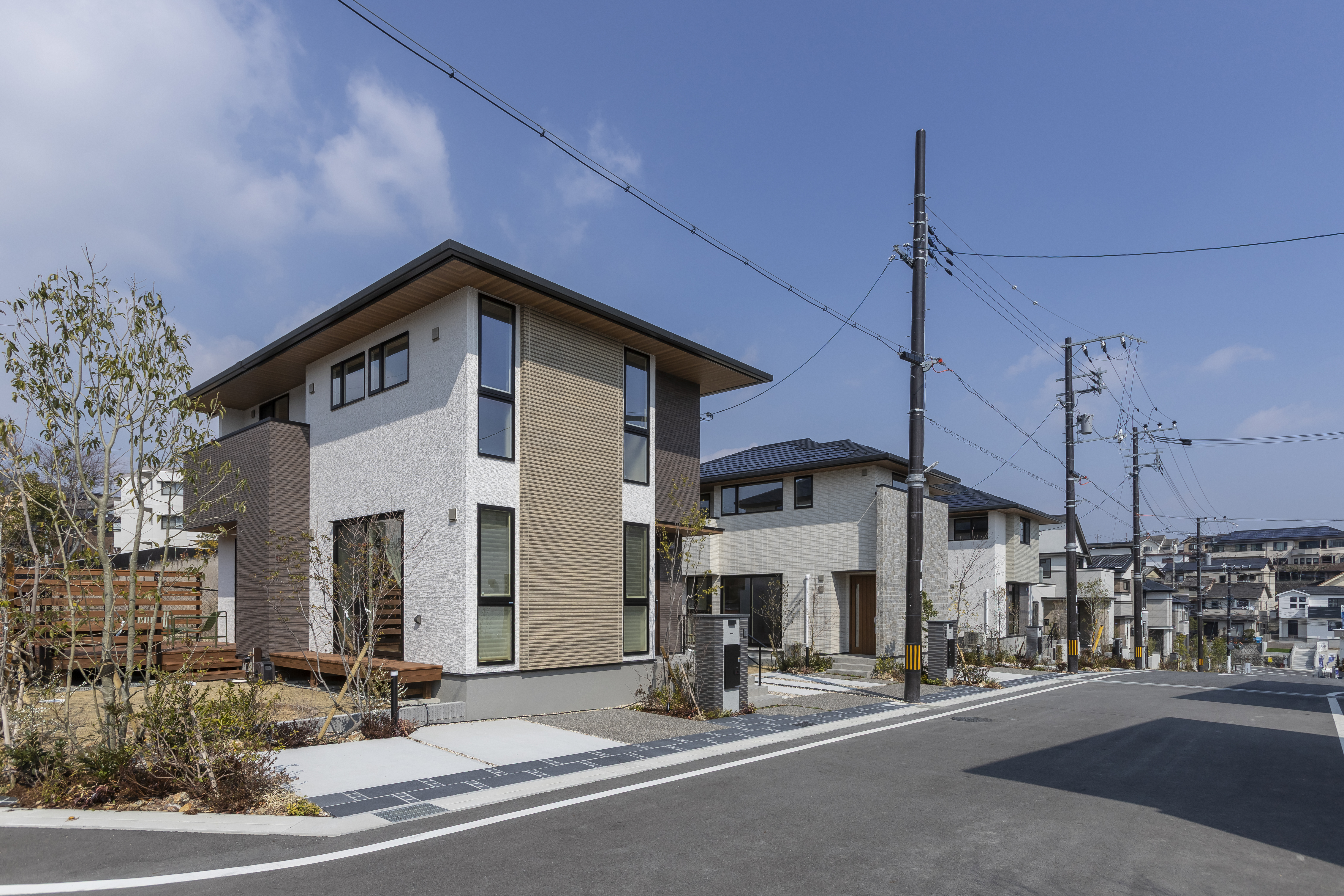 全邸Nearly ZEH以上、オール電化住宅。太陽パネルを標準搭載。
ゆとりある敷地が叶える、理想のガーデンライフ。
※街並み写真（2025年3月撮影／左から8号棟、7号棟）