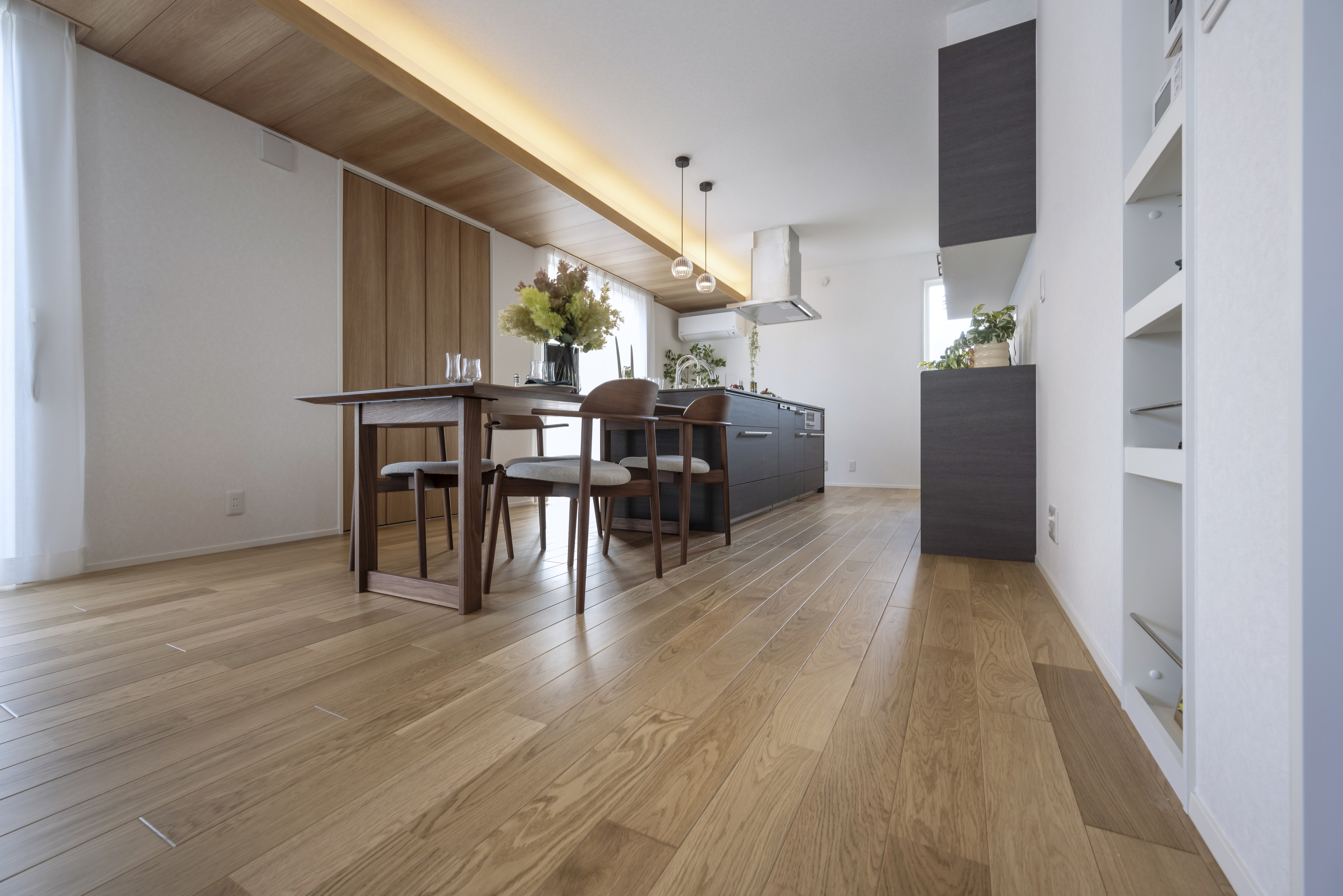 1階フローリングには、天然木の風合いを活かした、無垢挽き板フロアを採用。
木のぬくもりを、目で、肌で感じられ、インテリアも映える空間。
※imagephoto[分譲済]ダイニング（2025年1月撮影）