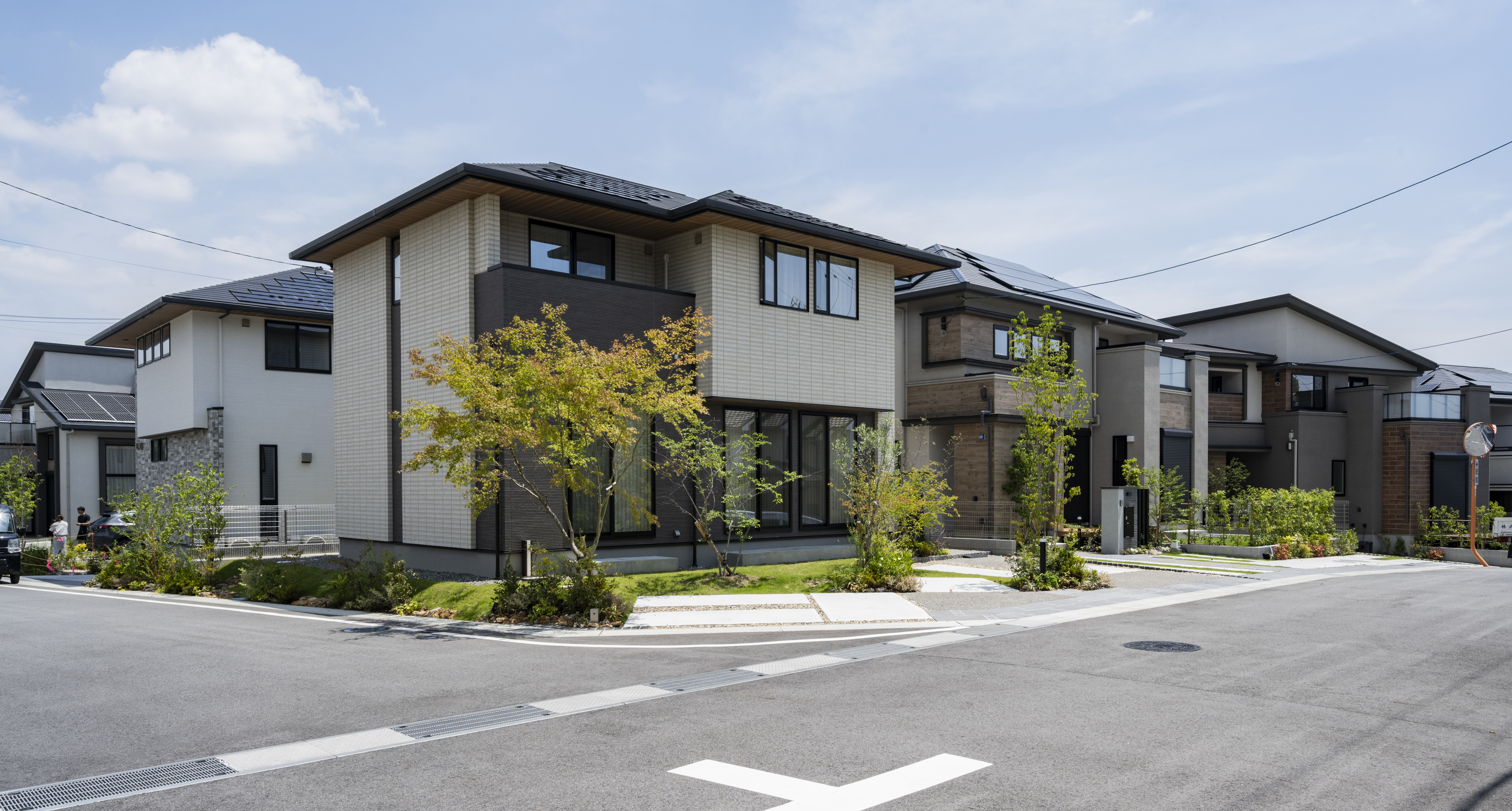 総73邸の戸建新街区『生駒緑ケ丘こもれびテラス』
近鉄「生駒」駅が生活圏内、大阪・奈良の中心部へ快適アクセスが叶う地に
住友林業の戸建分譲【フォレストローズ生駒緑ケ丘】が誕生。
※街並み写真（2025年6月撮影／左から73号棟、72号棟）