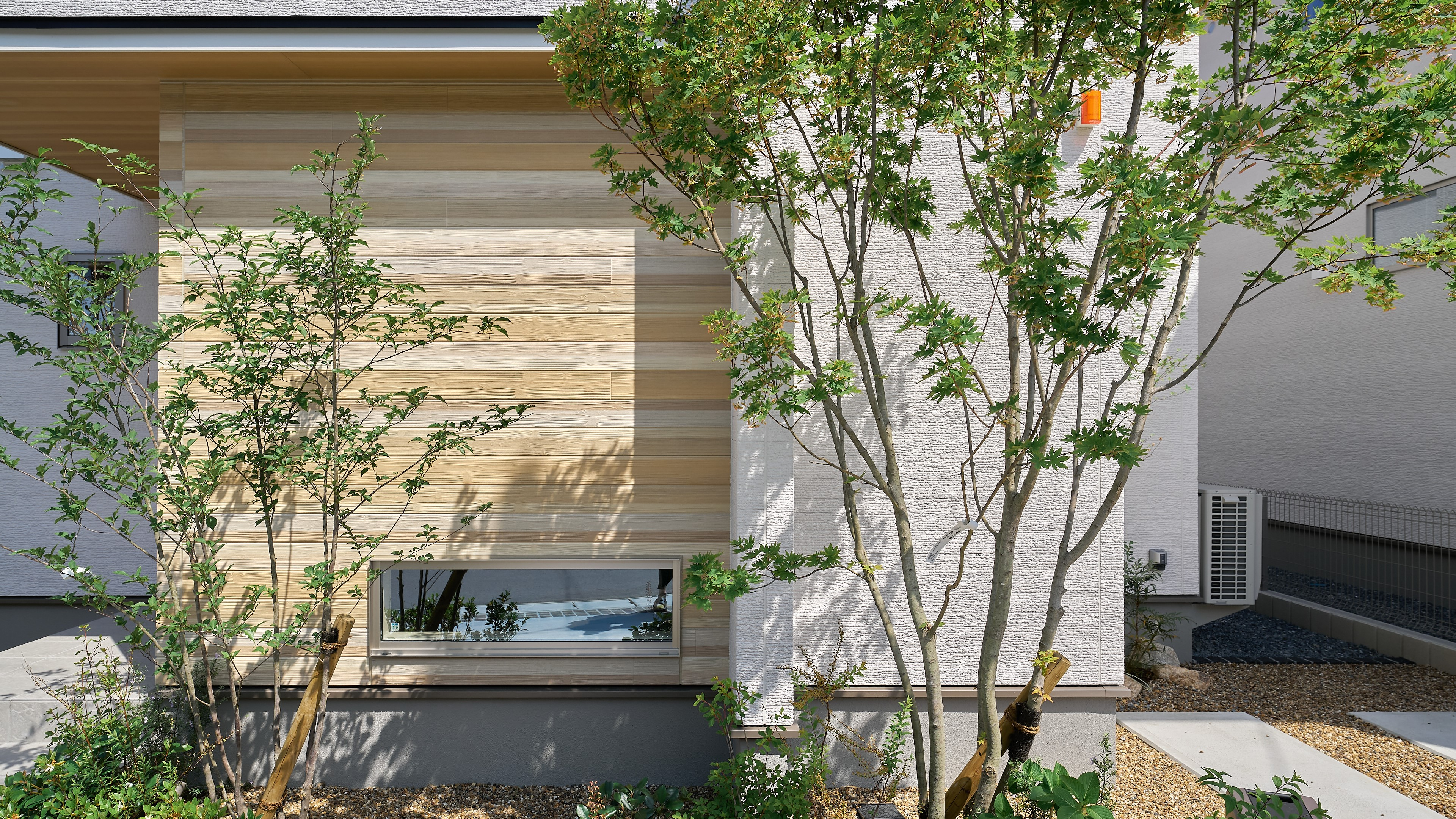 外壁には「ニチハ× 住友林業」による共同開発商品、木調サイディングの「レッドシダーウォール」を採用。
次世代技術によるリアルな木質感、木調軒天との一体感を演出します。