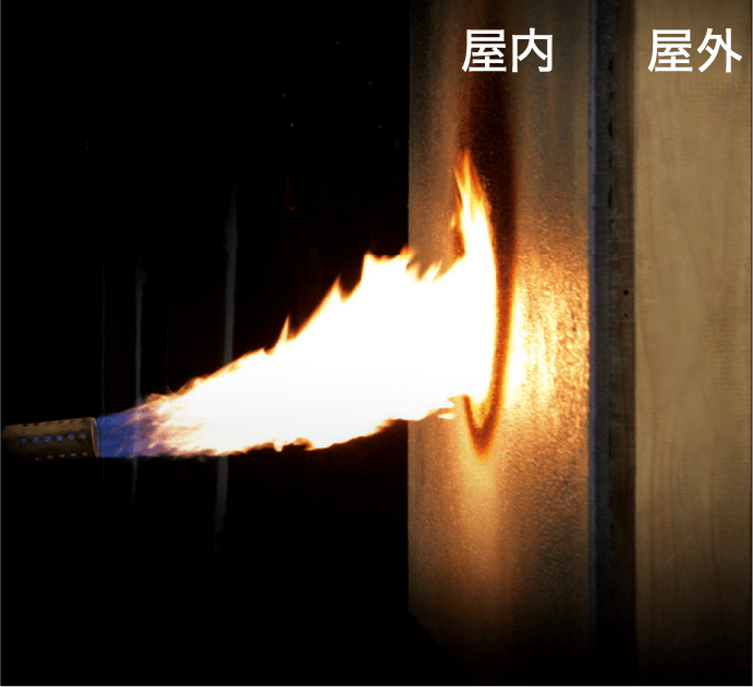 せっこうボードは内部に約21%の結晶水を含み、火災時には、熱を吸収しながら水蒸気を放出。