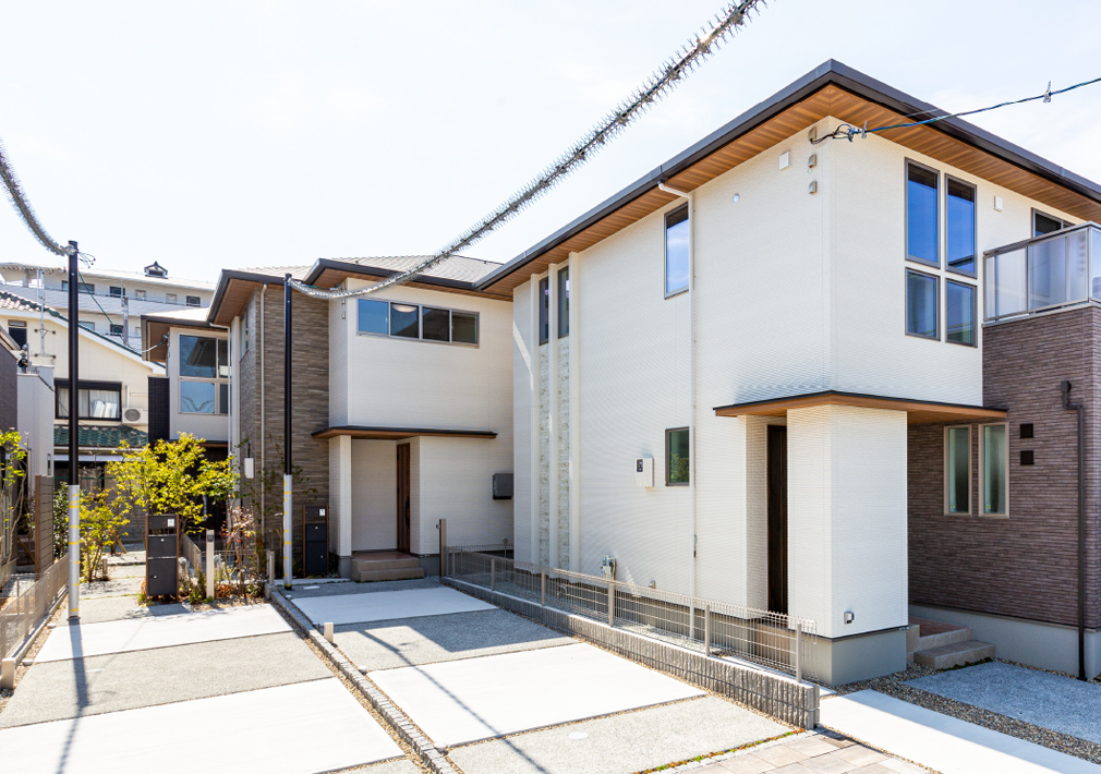 外観 左から3、2、1号棟〈1号棟は成約済み〉（2025年3月撮影）