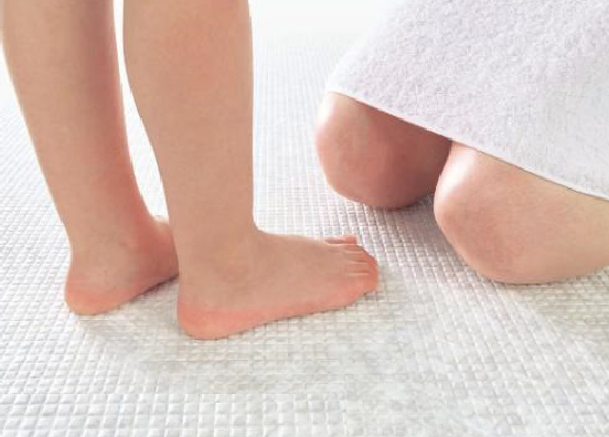 お掃除ラクラクほっカラリ床