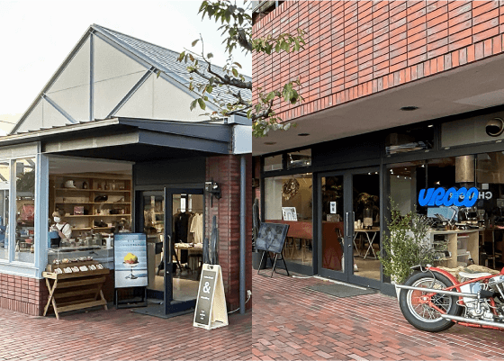 衣料品&コーヒースタンド CHARGER定食とカフェ UROCO