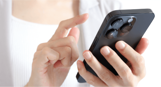 スマホで連絡しているイメージ写真