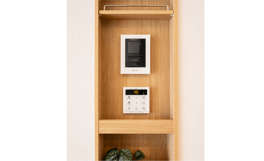 「LDKの動線上にインターホンや給湯スイッチをまとめたインフォメーションニッチの参考写真