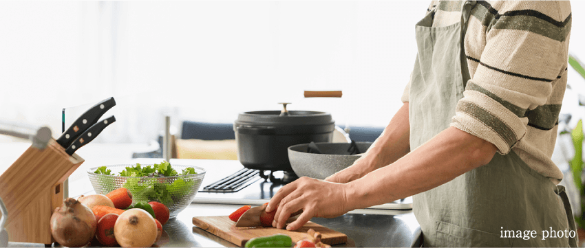 腰への負担をやわらげる、やや高めの「天板高約90cm」設計。