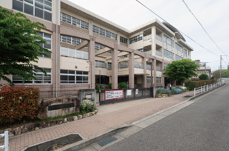 宝塚第一小学校（通学指定校）徒歩6〜7分（約450〜500m）