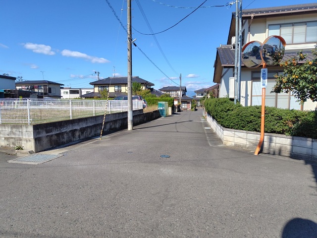 東側道路(2025年11月撮影)