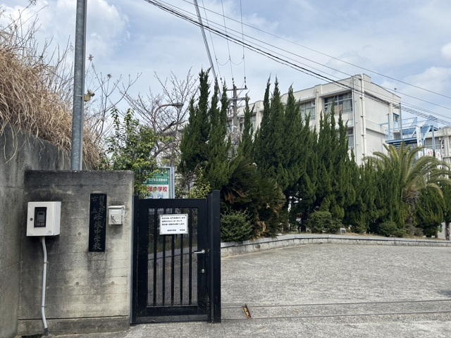 羽曳野市立峰塚中学校