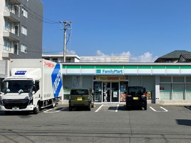 ファミリーマート 中前川町店