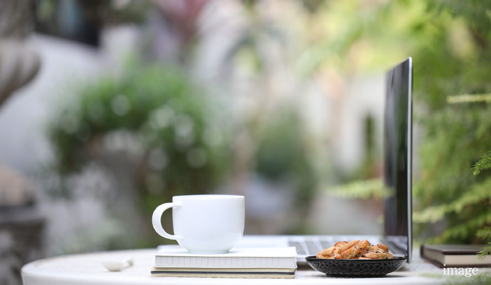 パソコンとコーヒー