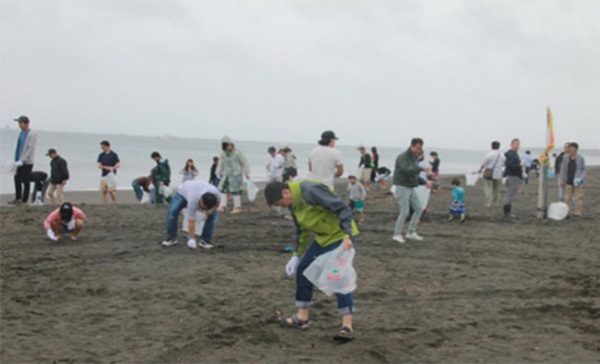 Clean-up Efforts on the Tsujido Shore (Shonan Branch)