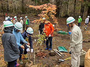 Volunteer tree-planting activities to commemorate the 25th anniversary of Mt. Fuji "Manabi Forest" project