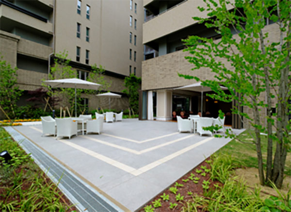 Outdoor Terrace to Easily Enjoy the Garden Even in a Wheelchair