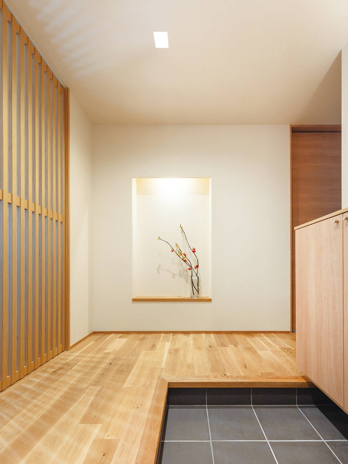 造作した建具や飾り棚が趣深い玄関
