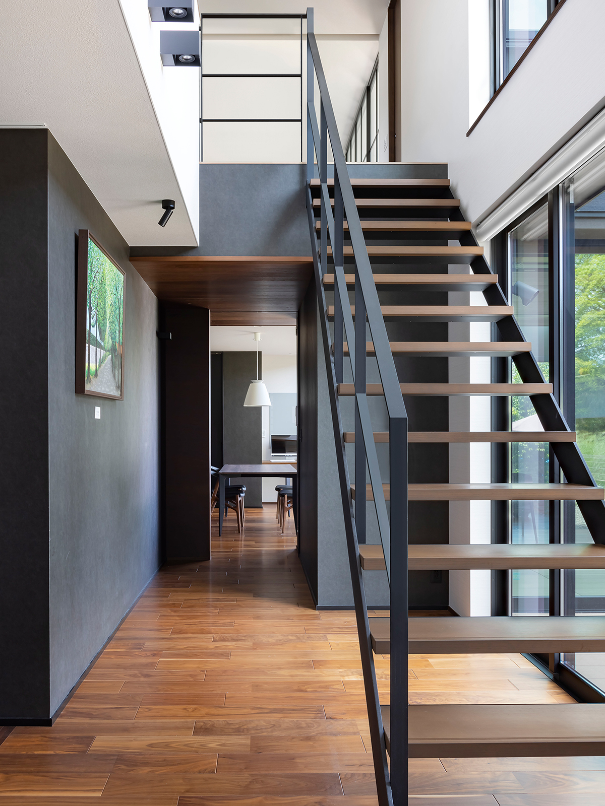 階段越しにダイニングを望む玄関ホール