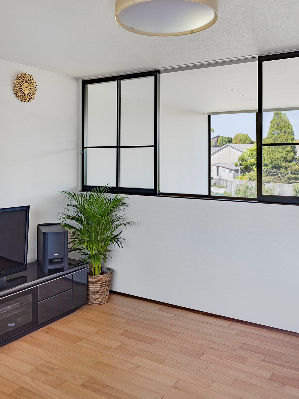 室内窓で仕切られた2階のファミリースペース