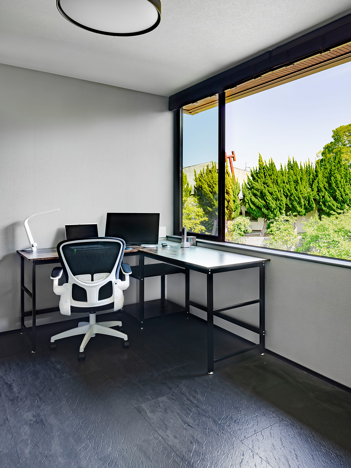 大きな窓から緑を望む書斎