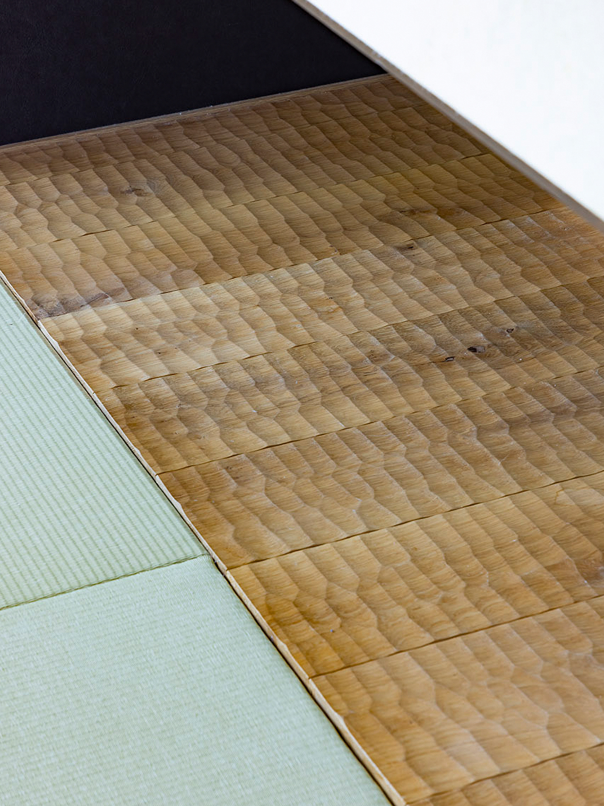 畳と表情ある木床を組み合わせた和室の床