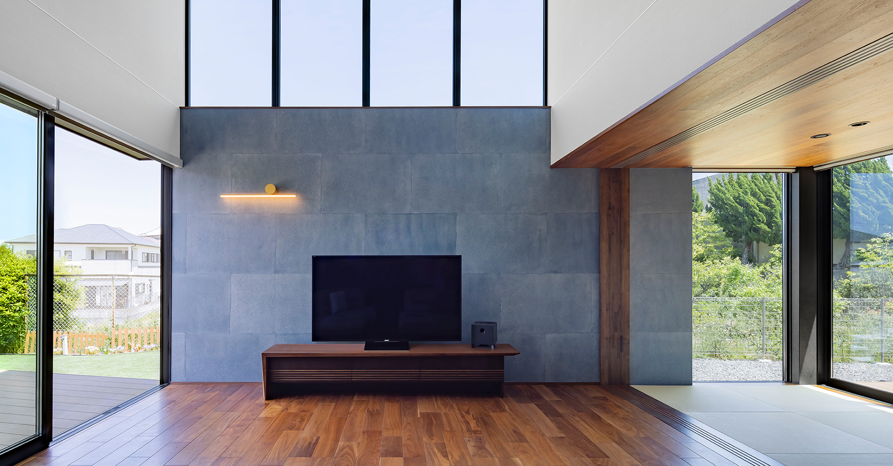 吹抜けと高窓から自然光が差すリビング