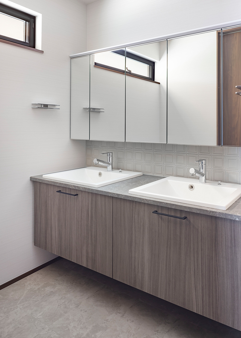 2ボウルの洗面台を備えた洗面室