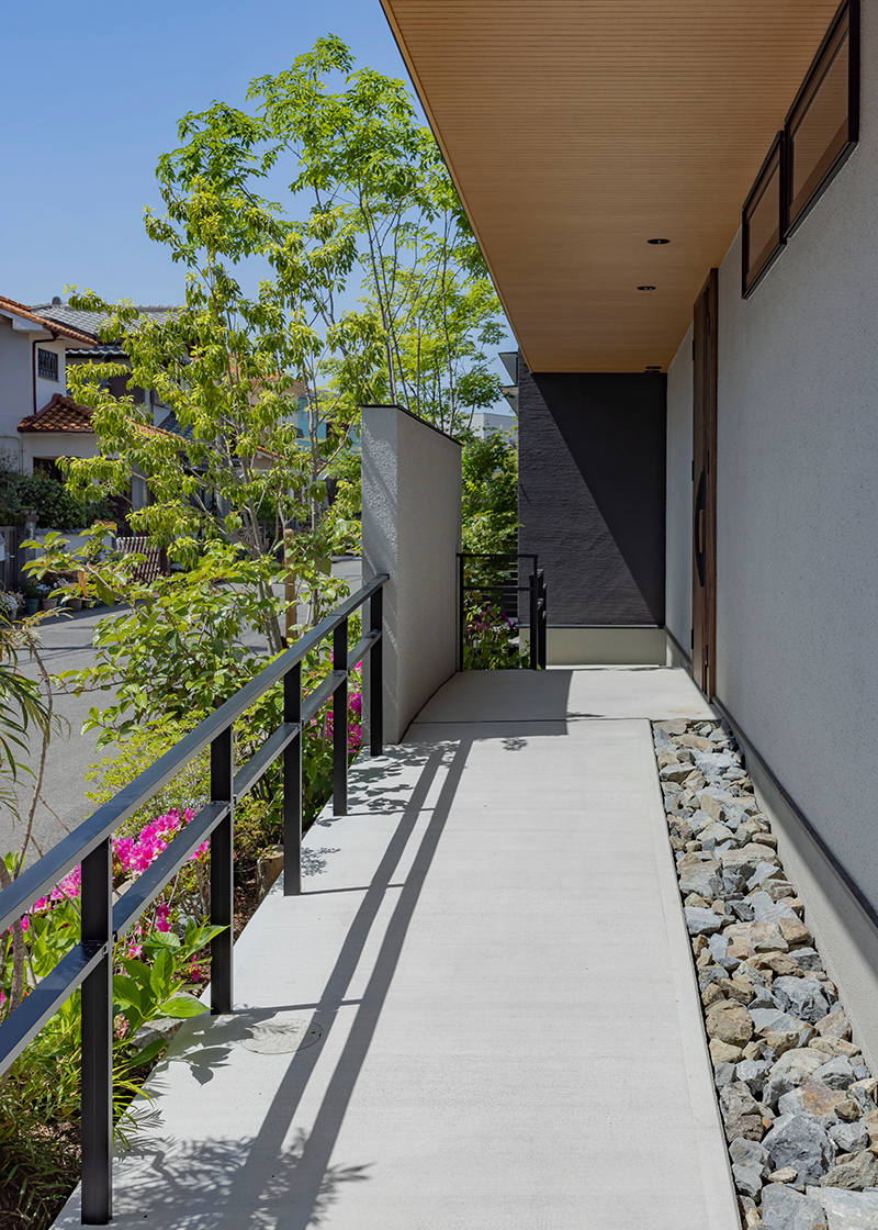 スロープで設けたアプローチと植栽の外構