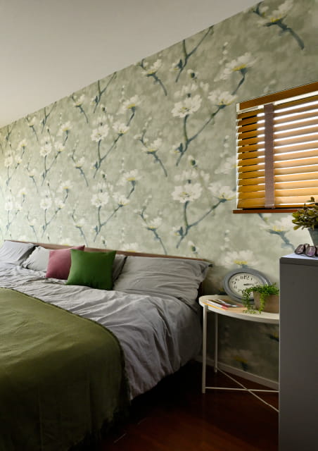 寝室の壁紙も植物柄などアクセントになるものをピックアップ