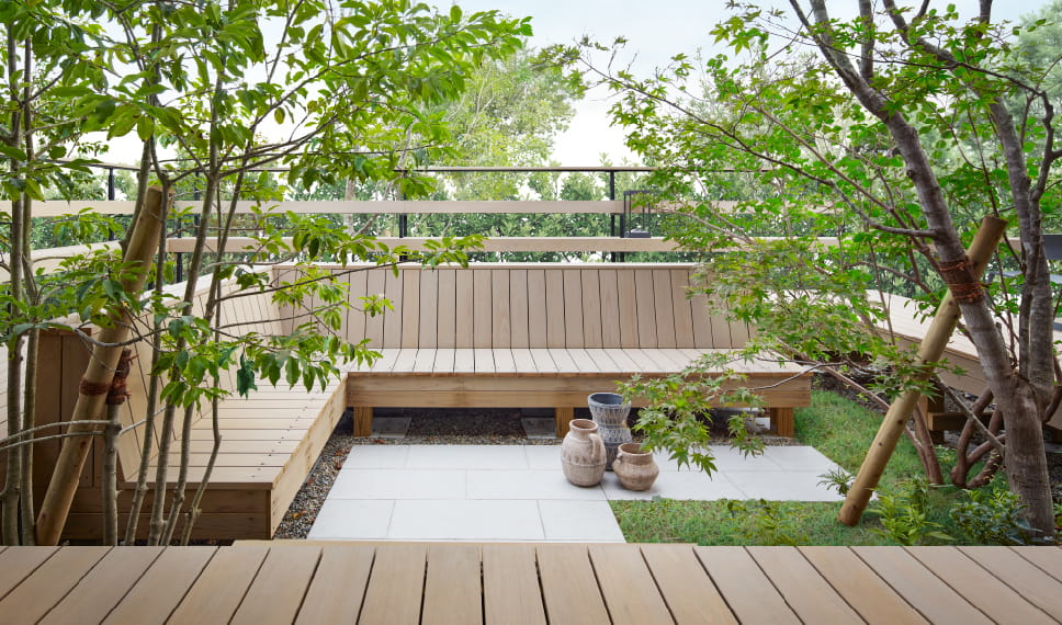 木質感あるテラスの設え