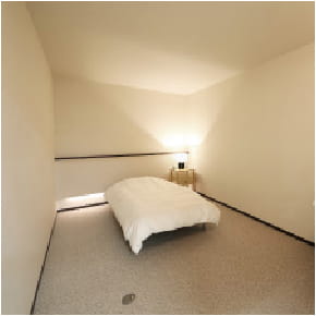 白い壁+間接照明