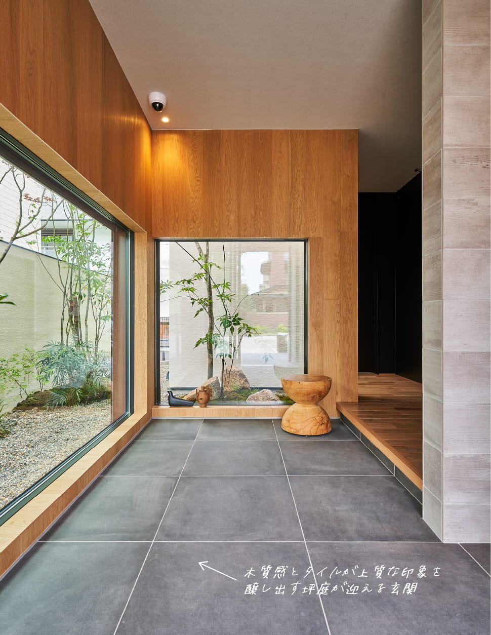 坪庭が迎える玄関