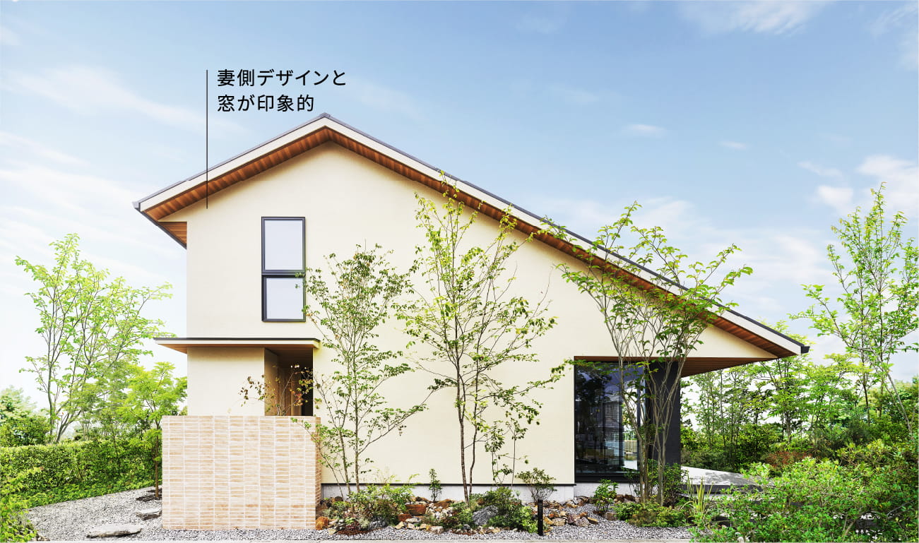 シャープな軒先と大屋根が生み出すシルエット