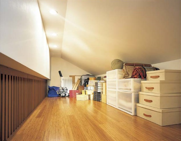 屋根裏収納があれば、普段使いしない大型のキャンプ用品などを収納できて、室内をさらにスッキリと保てそうです。