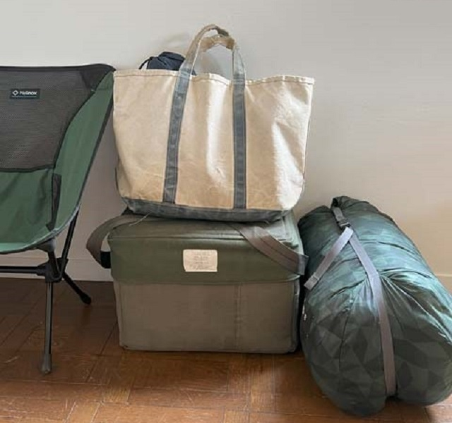布製のバッグや袋は、収納しやすいだけでなく、ボックスにしまわず持ち運びたいものなども入れておけます。