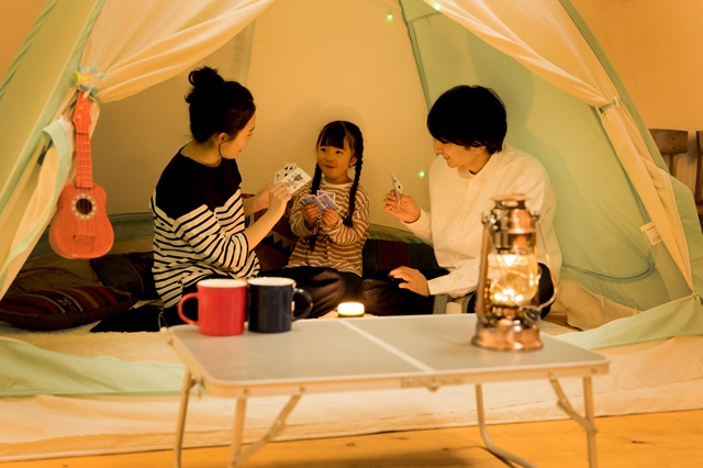 テントを出しておうちキャンプを楽しむ家族