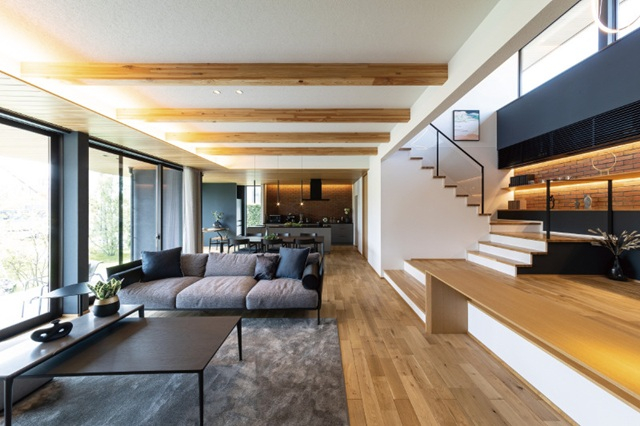 吹き抜けのある階段