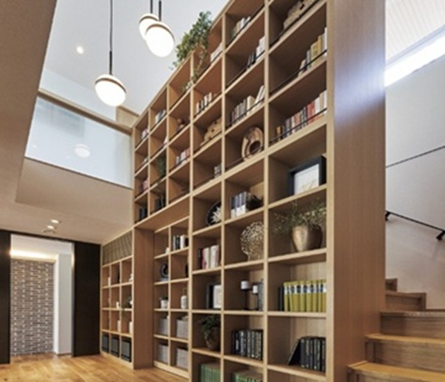 吹き抜けのある階段