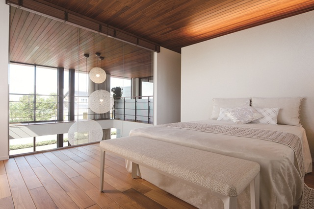 吹き抜けに面した寝室