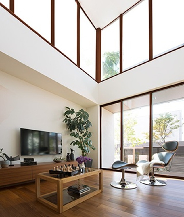 吹き抜けとコーナーサッシのあるリビング