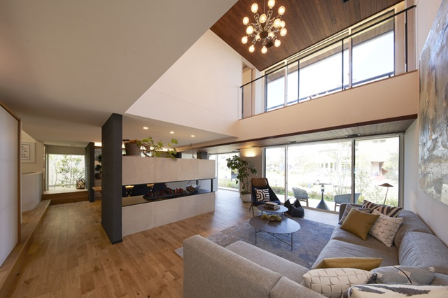 吹き抜けのあるリビング