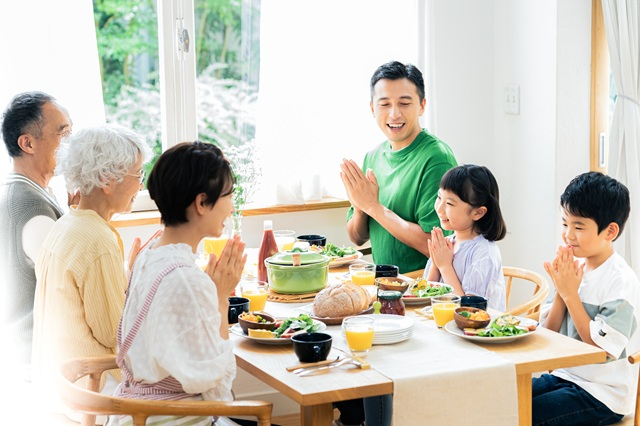 二世帯の家族が集まった食卓