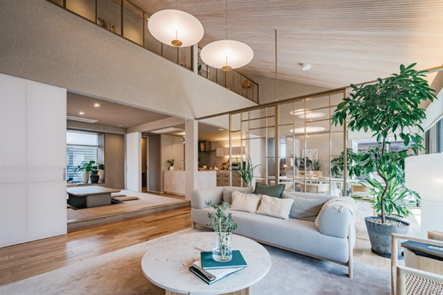 1.5階建ての家のリビング