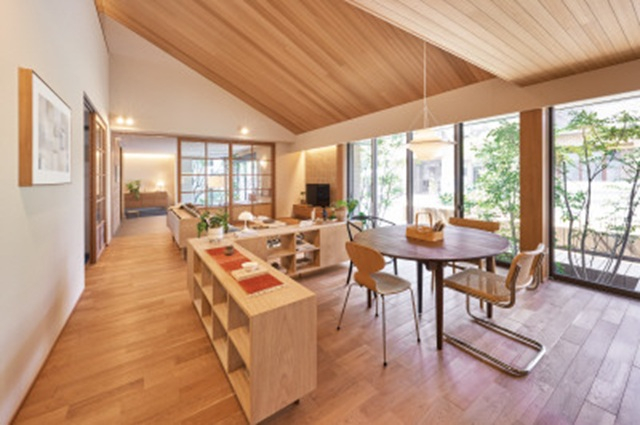 1.5階建ての家のリビング