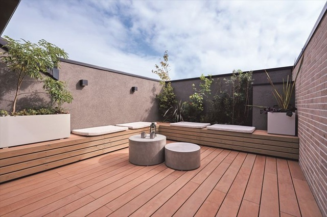 =1.5階建ての家のフラットバルコニー