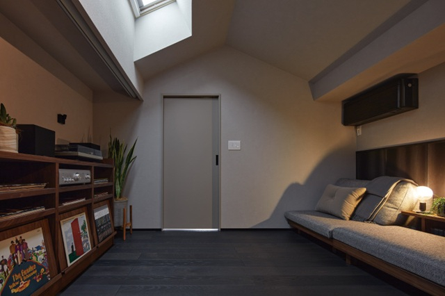 1.5階建ての家のシアタールーム